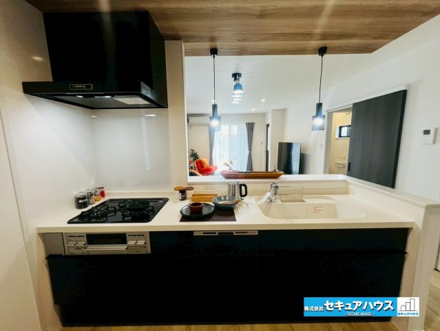 【本日ご案内可能】刈谷市松栄町　全1棟のキッチン|【キッチン】
◆同時にたくさんの料理が調理できる3口コンロ。「焼く・蒸す・煮る」の工程を同時進行で進めることができるので、料理を素早く作ることができます。
◆食洗機付きのため洗い物の時短に繋がります。