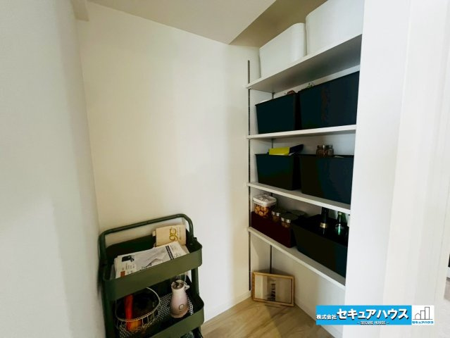 【本日ご案内可能】刈谷市松栄町　全1棟の収納|【キッチン横のクローゼット】
◆パントリースペースとしてお米やお菓子、調味料のストックなどをしまうことができます。
◆階段下のスペースも無駄なく利用して、クローゼットを2ヶ所確保しました。　　　　　　