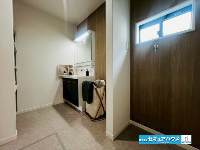 【本日ご案内可能】刈谷市松栄町　全1棟の洗面所|【洗面室】
◆広々とした洗面室です。
◆ランドリースペースには大きな洗濯機を設置することができ、隣に洗濯かごを置くスペースもあります。
◆アクセントクロスを使用しお洒落な仕上がりです。　　　　　　　　