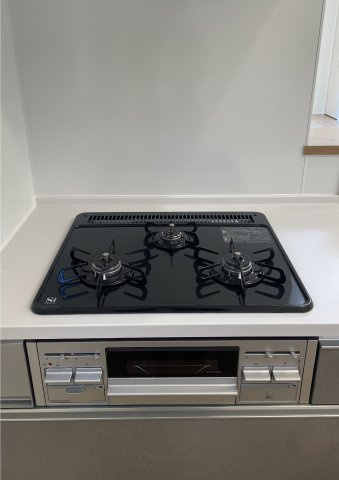 南区南輝2丁目1期1号棟のキッチン|3口コンロ付のシステムキッチンで料理の効率も上がります