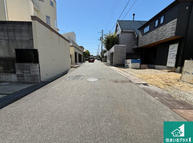 ◆大阪狭山市大野台　新築一戸建ての前面道路含む現地写真|周辺は閑静な住宅街！前面道路広々で車の出し入れも便利です。駐車が苦手な方でも安心して車庫入れできます！