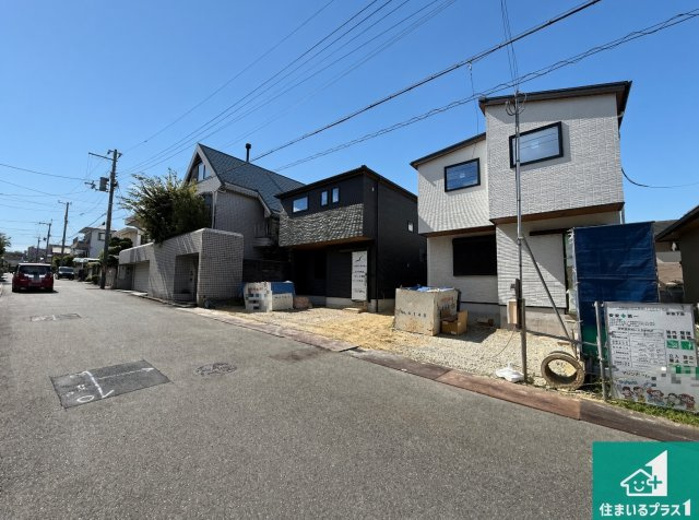 ◆大阪狭山市大野台　新築一戸建ての前面道路含む現地写真|周辺は閑静な住宅街！前面道路広々で車の出し入れも便利です。駐車が苦手な方でも安心して車庫入れできます！