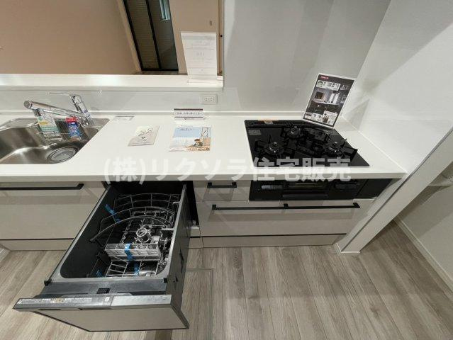 成田町　新築一戸建てのキッチン|ビルトイン3口コンロに食器洗い乾燥機付き
■物件内覧・資金計画相談・住宅ローン相談、リフォーム相談、お問合せ受付中■
※当日・翌日のご内覧、ご相談はお電話でのお問合せがスムーズです！