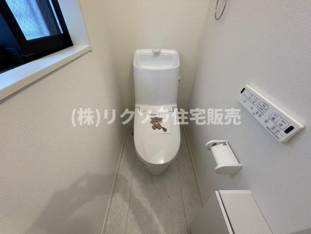 成田町　新築一戸建てのトイレ|温水洗浄便座付き
■物件内覧・資金計画相談・住宅ローン相談、リフォーム相談、お問合せ受付中■
※当日・翌日のご内覧、ご相談はお電話でのお問合せがスムーズです！