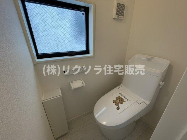 成田町　新築一戸建ての設備|2階トイレ
■物件内覧・資金計画相談・住宅ローン相談、リフォーム相談、お問合せ受付中■
※当日・翌日のご内覧、ご相談はお電話でのお問合せがスムーズです！