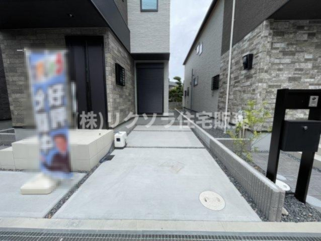 成田町　新築一戸建ての駐車場|■物件内覧・資金計画相談・住宅ローン相談、リフォーム相談、お問合せ受付中■
※当日・翌日のご内覧、ご相談はお電話でのお問合せがスムーズです！