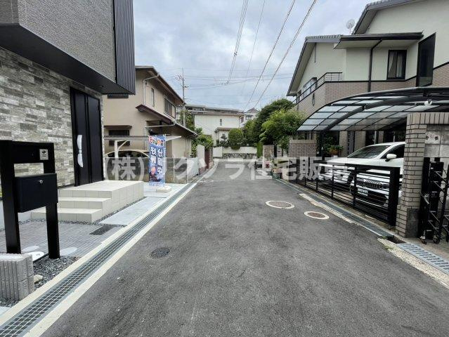 成田町　新築一戸建ての前面道路含む現地写真|前道　西　幅員4.0ｍ
■物件内覧・資金計画相談・住宅ローン相談、リフォーム相談、お問合せ受付中■
※当日・翌日のご内覧、ご相談はお電話でのお問合せがスムーズです！