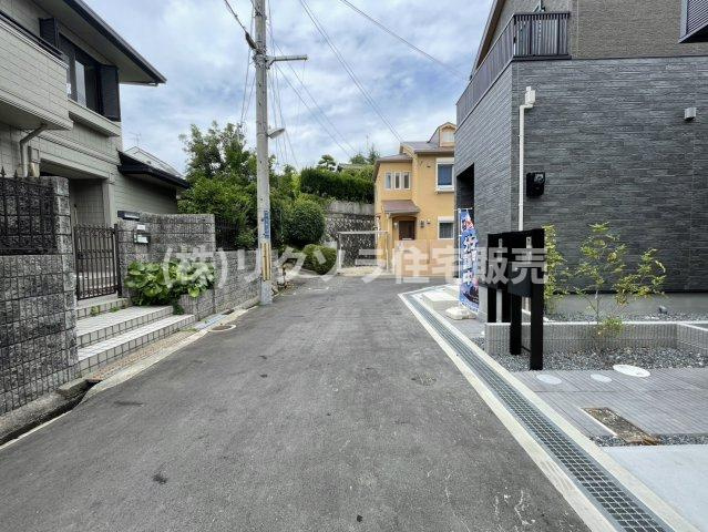 成田町　新築一戸建ての前面道路含む現地写真|前道　西　幅員4.0ｍ
■物件内覧・資金計画相談・住宅ローン相談、リフォーム相談、お問合せ受付中■
※当日・翌日のご内覧、ご相談はお電話でのお問合せがスムーズです！