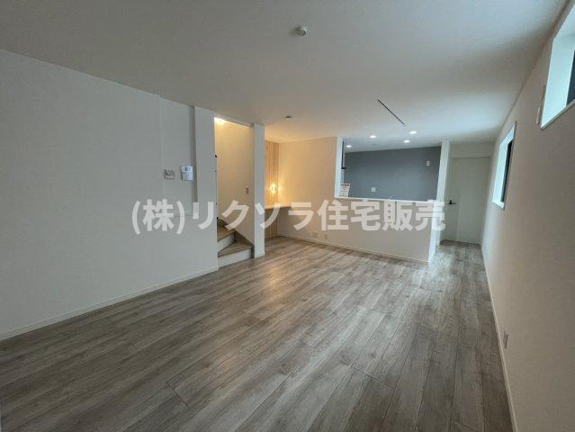 成田町　新築一戸建ての居間・リビング|LDK17.2帖
■物件内覧・資金計画相談・住宅ローン相談、リフォーム相談、お問合せ受付中■
※当日・翌日のご内覧、ご相談はお電話でのお問合せがスムーズです！