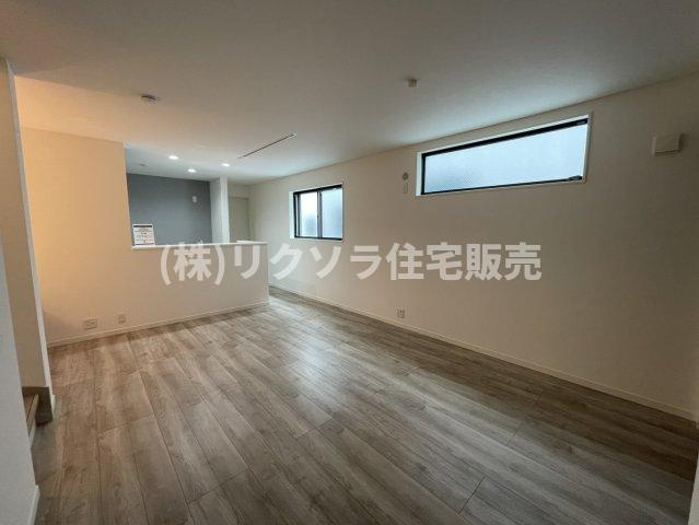 成田町　新築一戸建ての居間・リビング|LDK17.2帖
■物件内覧・資金計画相談・住宅ローン相談、リフォーム相談、お問合せ受付中■
※当日・翌日のご内覧、ご相談はお電話でのお問合せがスムーズです！