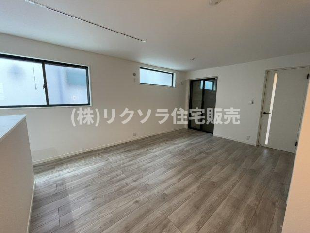 成田町　新築一戸建ての居間・リビング|LDK17.2帖
■物件内覧・資金計画相談・住宅ローン相談、リフォーム相談、お問合せ受付中■
※当日・翌日のご内覧、ご相談はお電話でのお問合せがスムーズです！