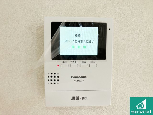 明石市東朝霧丘　中古一戸建ての防犯設備|カラーモニターインターホン！声だけでなく来訪者の姿や顔がモニターで確認できるので、小さなお子様がいらっしゃるご家庭でも安心できます！