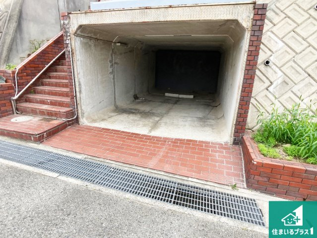 明石市東朝霧丘　中古一戸建ての駐車場|駐車スペース！散水栓があるので、こまめに愛車を洗えます！