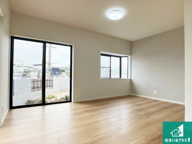 明石市東朝霧丘　中古一戸建ての居間・リビング|シンプルなリビングは、観葉植物等のインテリアを楽しめますね！パパ好みにも、ママ好みにも家具次第で雰囲気を変えることができます！