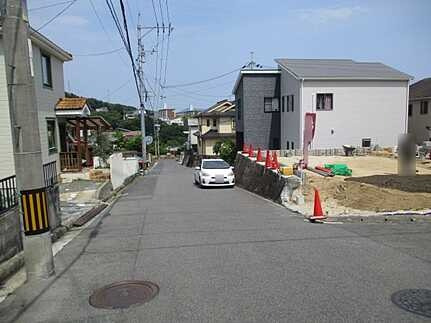 広島市西区己斐上２丁目　新築一戸建ての前面道路含む現地写真