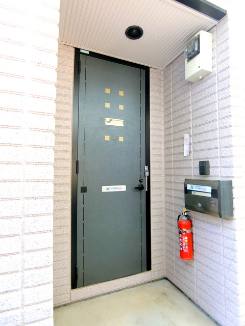 メゾンやえのロビー|★ドア横に消火器もあります★