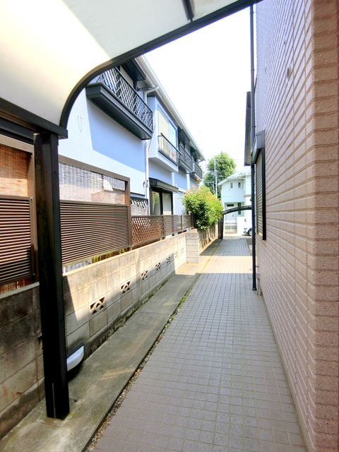 メゾンやえのエントランス|★住宅街の通りより奥まった立地なので車の音も気になりません★