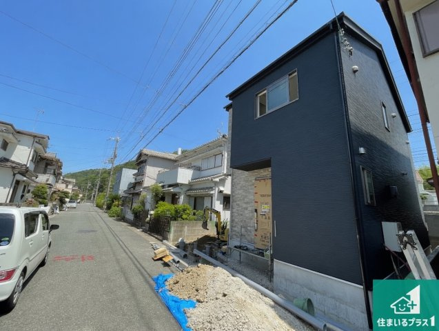 八幡市橋本東山本　第1期　新築一戸建ての前面道路含む現地写真|周辺は落ち着いた街並みの住宅地！子育てがしやすい住環境です！まだ未完成ですが、現地でしかわからない事もございます。是非一度ご覧ください。