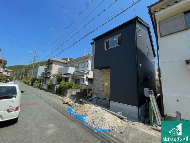 八幡市橋本東山本　第1期　新築一戸建ての前面道路含む現地写真|周辺は落ち着いた街並みの住宅地！子育てがしやすい住環境です！まだ未完成ですが、現地でしかわからない事もございます。是非一度ご覧ください。