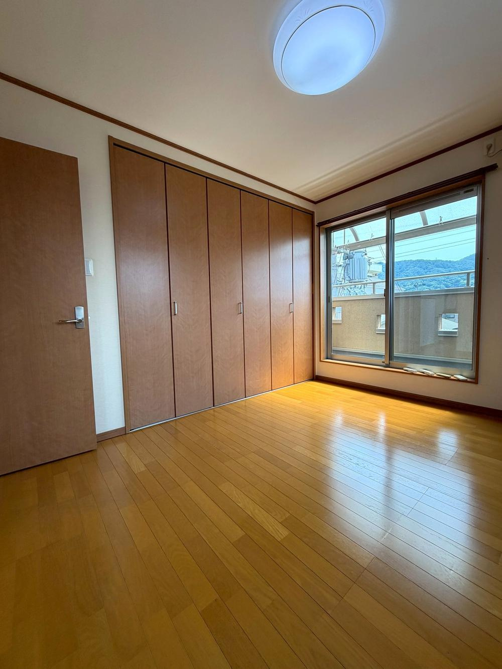 深野4丁目　中古一戸建ての収納|洋室6.3帖　クローゼット
■物件内覧・資金計画相談・住宅ローン相談、リフォーム相談、お問合せ受付中■
※当日・翌日のご内覧、ご相談はお電話でのお問合せがスムーズです！