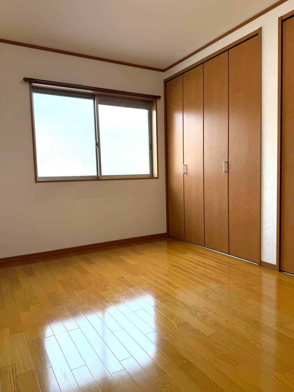 深野4丁目　中古一戸建ての収納|洋室7.1帖　クローゼット
■物件内覧・資金計画相談・住宅ローン相談、リフォーム相談、お問合せ受付中■
※当日・翌日のご内覧、ご相談はお電話でのお問合せがスムーズです！