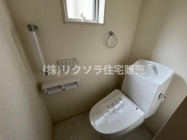 八幡台　新築一戸建てのトイレ|2階　温水洗浄便座付き
■物件内覧・資金計画相談・住宅ローン相談、リフォーム相談、お問合せ受付中■
※当日・翌日のご内覧、ご相談はお電話でのお問合せがスムーズです！