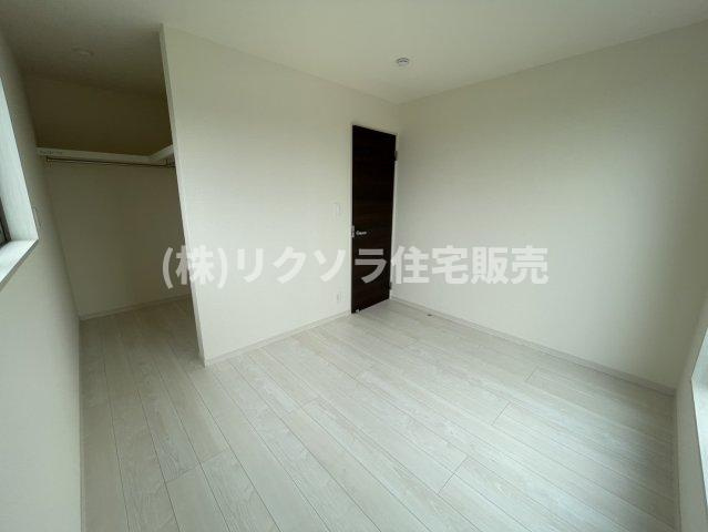 八幡台　新築一戸建ての子供部屋|洋室5.2帖　ウォークインクローゼット付き
■物件内覧・資金計画相談・住宅ローン相談、リフォーム相談、お問合せ受付中■
※当日・翌日のご内覧、ご相談はお電話でのお問合せがスムーズです！
