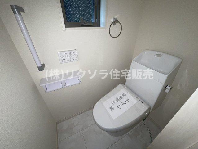 八幡台　新築一戸建ての設備|1階　トイレ　温水洗浄便座付き
■物件内覧・資金計画相談・住宅ローン相談、リフォーム相談、お問合せ受付中■
※当日・翌日のご内覧、ご相談はお電話でのお問合せがスムーズです！