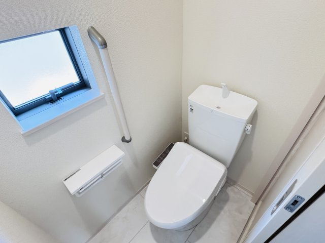 三郷市戸ケ崎新築戸建のトイレ|温水洗浄暖房便座つきトイレ
