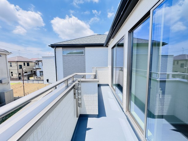 三郷市戸ケ崎新築戸建のバルコニー|南向きワイドバルコニー・日当たり良好♪