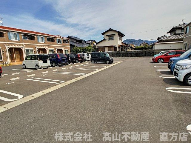 直方市大字感田のアパートの駐車場