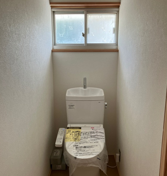 「おしゃれなフルリノベ物件」高知市十津５丁目　中古戸建のトイレ|清潔感のあるトイレは新品交換済み。毎日気持ちよくお使いいただけます。