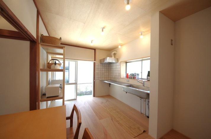 「おしゃれなフルリノベ物件」高知市十津５丁目　中古戸建の居間・リビング|リビングからダイニングまで見渡せる開放的な間取り。ご家族の会話も弾みます。