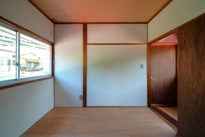 「おしゃれなフルリノベ物件」高知市十津５丁目　中古戸建の洋室|大きな窓から自然光が差し込む明るい居室。ゆとりあるプライベート空間です。