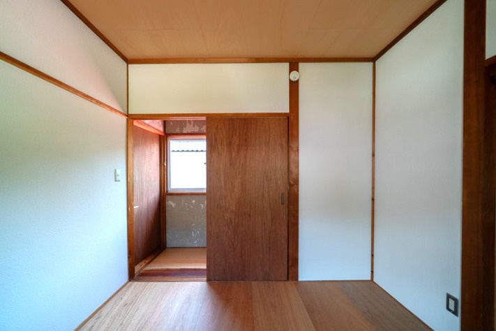 「おしゃれなフルリノベ物件」高知市十津５丁目　中古戸建の洋室|木の温もりを感じる落ち着いた洋室。寝室や書斎にもおすすめです。