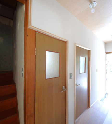 「おしゃれなフルリノベ物件」高知市十津５丁目　中古戸建の内装|室内は明るく開放的な雰囲気。木目の建具が住まいに温かみを演出します。