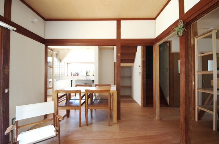 「おしゃれなフルリノベ物件」高知市十津５丁目　中古戸建のダイニング|家族団らんの時間を育むダイニングスペース。明るい陽射しが室内を包みます。