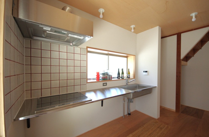 「おしゃれなフルリノベ物件」高知市十津５丁目　中古戸建のキッチン|シンプルでスタイリッシュ！使い勝手の良い壁付けキッチン。作業スペースも確保された機能的な設計です。
