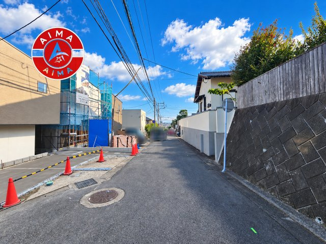 福岡市東区多々良2丁目第1-3棟（1号棟）の前面道路含む現地写真|前面道路は閑静な住宅地をはしる車通りの少ない道路。お車の出し入れが苦手なママや小さなお子様にも安心ですね。しっかり舗装もされているので、ベビーカーや自転車で通っても快適に通行できます。