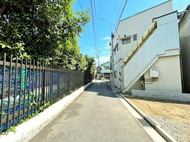 板橋区大谷口1丁目 限定1区画の前面道路含む現地写真|南側約4.0ｍ公道に面し陽当り良好
間口も広々12ｍで開放感溢れる立地