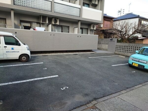 ジュネス桜台の駐車場