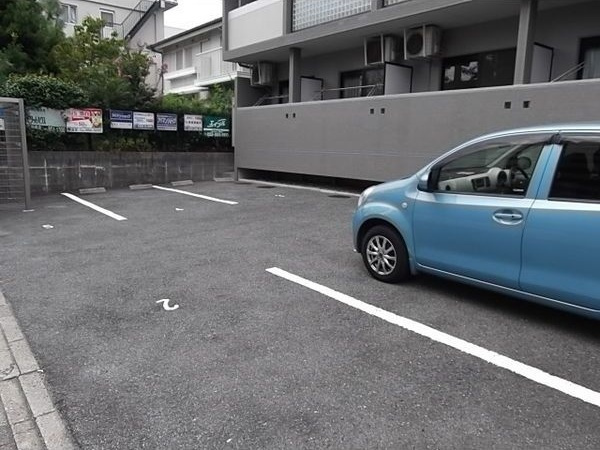ジュネス桜台の駐車場