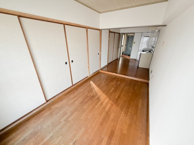 西旭町マンションの居間・リビング|こちらのリビングで趣味の時間をお楽しみください