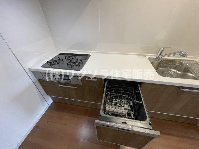 国松町　新築一戸建てのキッチン|ビルトイン3口コンロ・食器洗い乾燥機付き
■物件内覧・資金計画相談・住宅ローン相談、リフォーム相談、お問合せ受付中■
※当日・翌日のご内覧、ご相談はお電話でのお問合せがスムーズです！