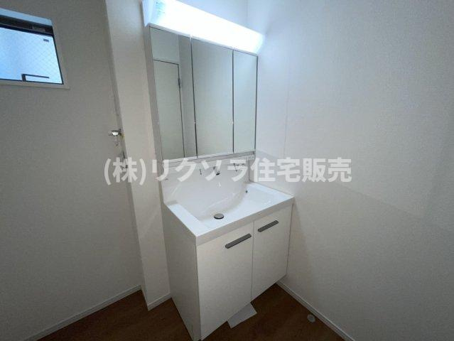 国松町　新築一戸建ての独立洗面台|三面鏡付き独立洗面台
■物件内覧・資金計画相談・住宅ローン相談、リフォーム相談、お問合せ受付中■
※当日・翌日のご内覧、ご相談はお電話でのお問合せがスムーズです！