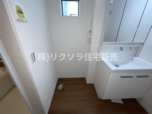 国松町　新築一戸建てのランドリースペース|ドラム式も設置可能
■物件内覧・資金計画相談・住宅ローン相談、リフォーム相談、お問合せ受付中■
※当日・翌日のご内覧、ご相談はお電話でのお問合せがスムーズです！
