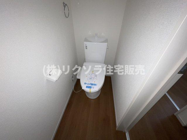国松町　新築一戸建てのトイレ|1階　温水洗浄便座付き
■物件内覧・資金計画相談・住宅ローン相談、リフォーム相談、お問合せ受付中■
※当日・翌日のご内覧、ご相談はお電話でのお問合せがスムーズです！
