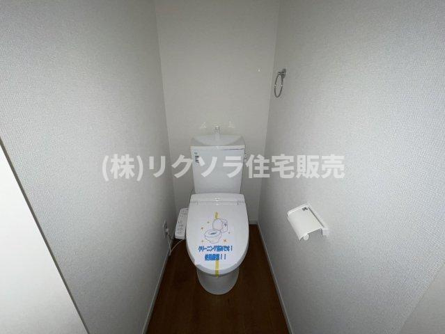 国松町　新築一戸建ての設備|2階　トイレ　温水洗浄便座付き
■物件内覧・資金計画相談・住宅ローン相談、リフォーム相談、お問合せ受付中■
※当日・翌日のご内覧、ご相談はお電話でのお問合せがスムーズです！