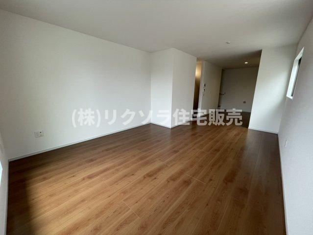 国松町　新築一戸建ての居間・リビング|LDK17.5帖
■物件内覧・資金計画相談・住宅ローン相談、リフォーム相談、お問合せ受付中■
※当日・翌日のご内覧、ご相談はお電話でのお問合せがスムーズです！