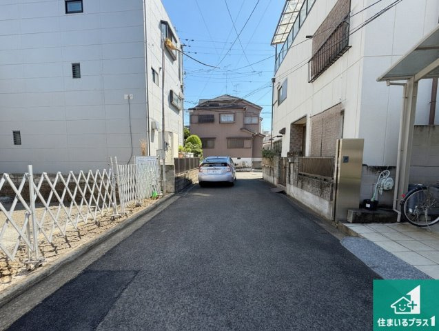 柏原市田辺　新築一戸建ての前面道路含む現地写真|周辺は落ち着いた街並みの住宅地！子育てがしやすい住環境です！まだ未完成ですが、現地でしかわからない事もございます。是非一度ご覧ください。
